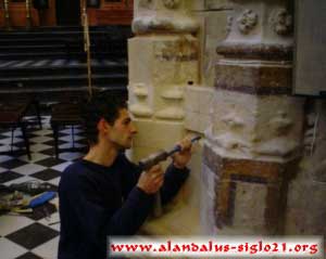 Marcos Moreno trabajando en el Altar Mayor de la Mezquita Catedral de Crdoba