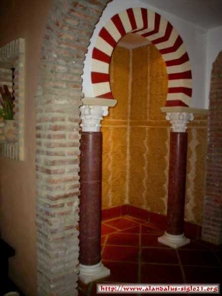 Vista panormica del arco rabe con sus columnas y capiteles