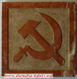 Símbolo del partido comunista tallado en piedra natural