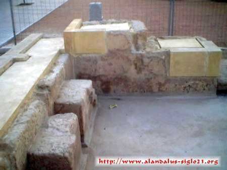 Trabajos de reconstruccin de una alberca rabe