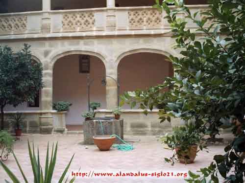 Patio del claustro mostrando el pozo